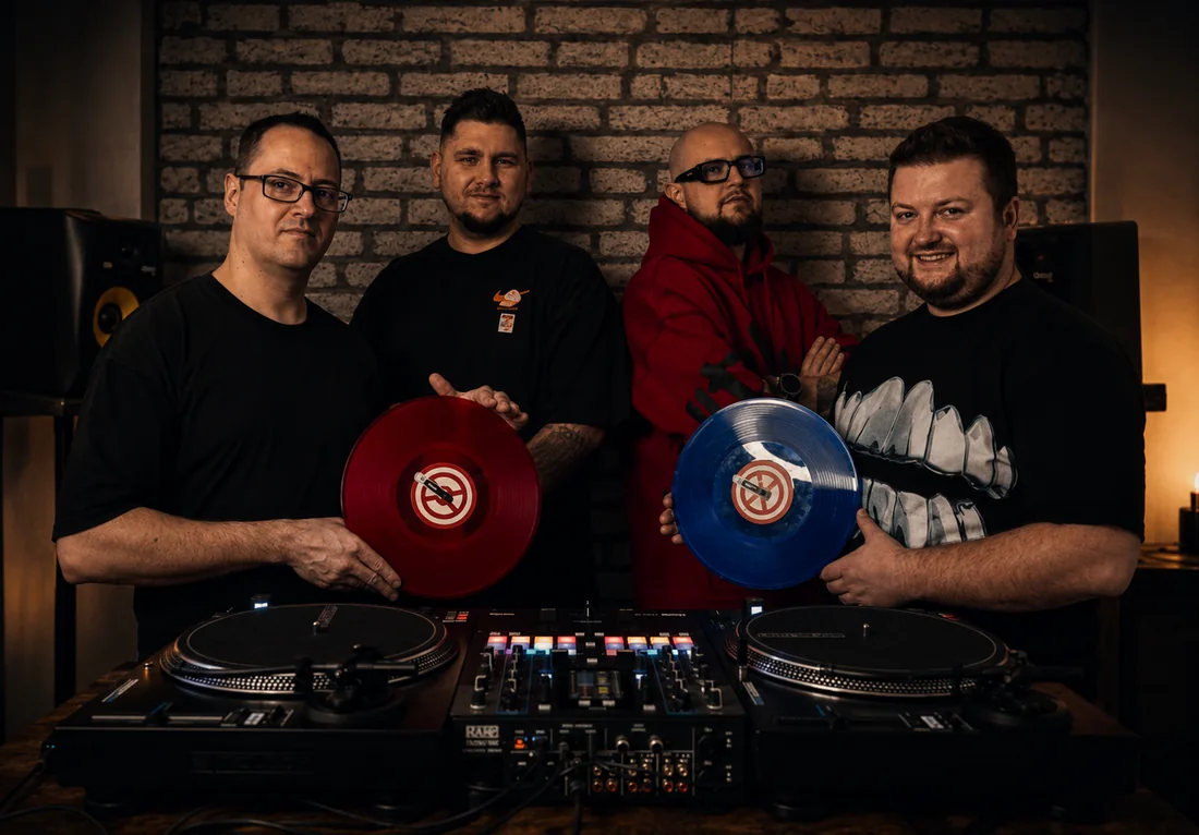 FR3KVENT official DJ portrait with vinyl